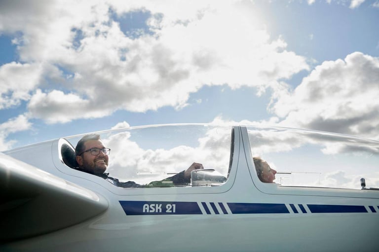 Mand sidder behageligt i flysædet, mens han kigger ud ad vinduet.